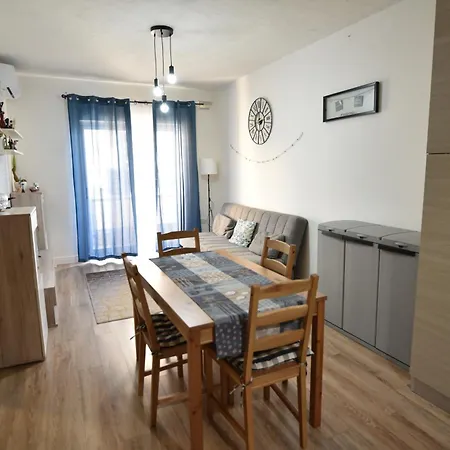 Sea Breeze Nest דירה